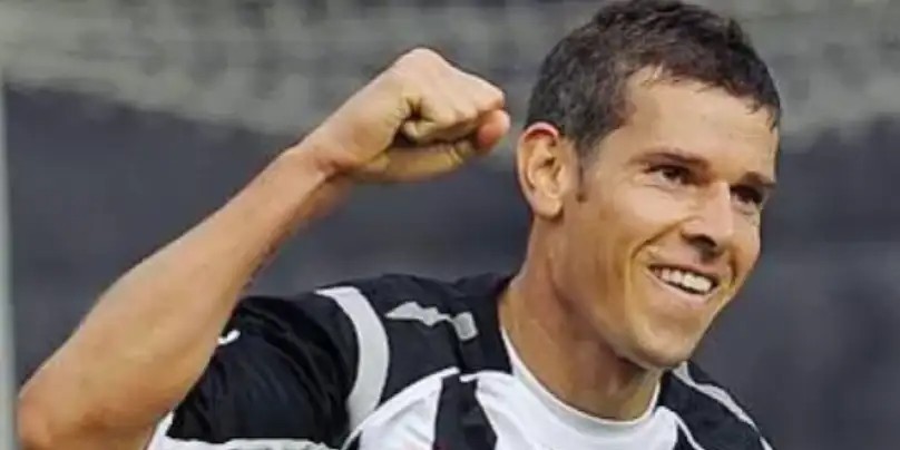 世界上唯一一个代表国家队输掉100场比赛的球员